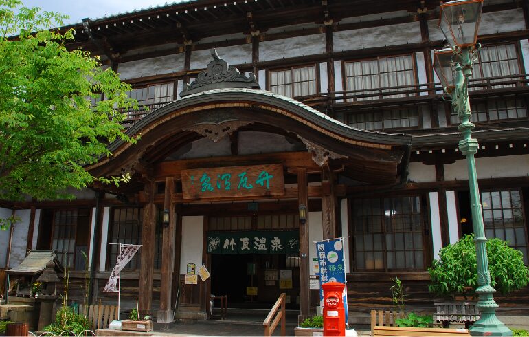 竹瓦温泉の外観（昼）